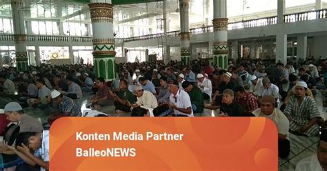 Di Tengah Wabah Corona Ratusan Jamaah Padati Masjid Agung Al Akbar