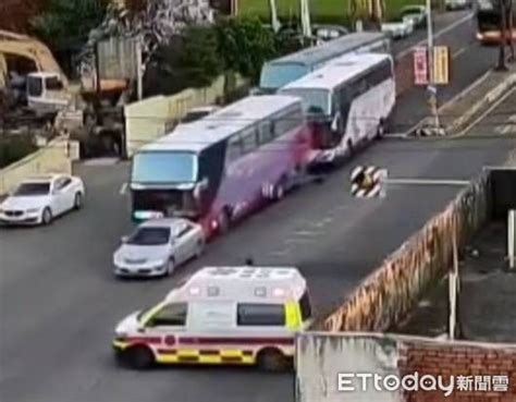 禮讓救護車！彰化某高中校車「追撞自己人」1學生受傷 畫面曝光 Ettoday社會新聞 Ettoday新聞雲