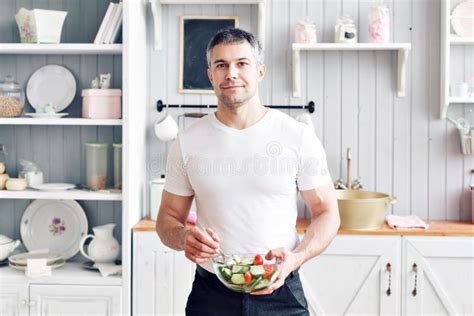 Retrato Del Hombre Sonriente Hermoso En La Cocina El Cocinar Y Concepto