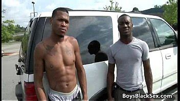 Tíos musculosos negros follan chicos gay blancos XVIDEOS