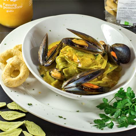 Foglie D Ulivo Di Semola Con Cozze Passata Di Pomodoro Giallo E