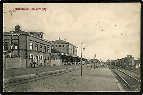 Lyngby Jernbanestation Med Holdende Godsvogne Gm No