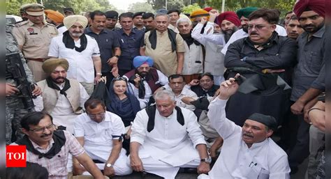 Punjab Bjp Leaders Stage Protest Outside Cm Bhagwant Manns Houe Over