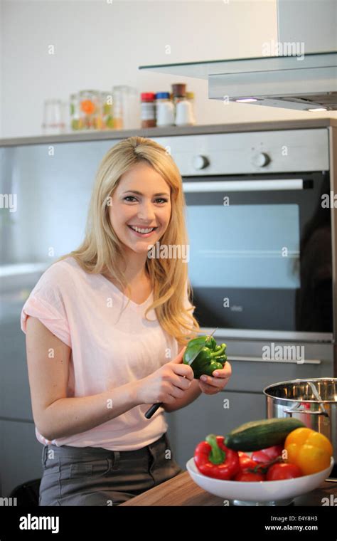 Une Femme Au Foyer Cuisine Dans La Cuisine Banque De Photographies Et D