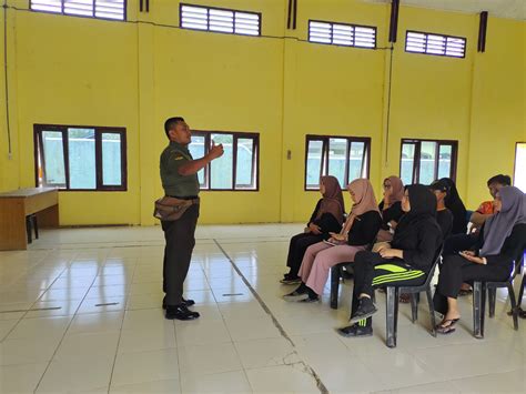 Babinsa Koramil Tanjung Palas Timur Komsos Dengan Mahasiswa KKN Di