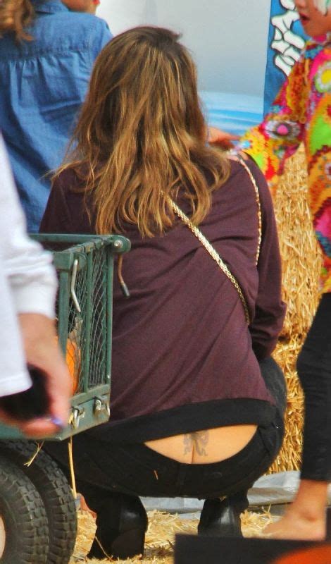 Jessica Alba Butt Crack Cumception