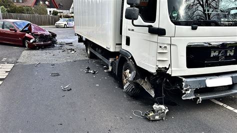 KS LKW Fahrer übersieht PKW beim Abbiegen Hessennews TV