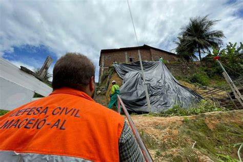 Moradores São Orientados A Deixar Suas Casas Após Risco De Barreira E