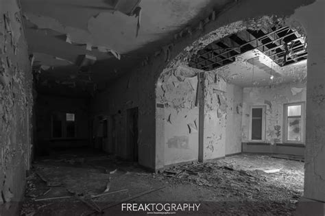 Common area in an abandoned insane asylum dating back to the early 1800s. (OC) 1200X800 ...