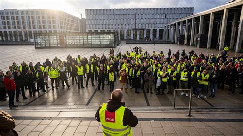 BER: Streik am Flughafen Berlin – SIE lähmen 50 000 Passagiere ...