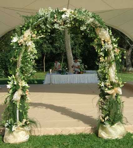 Арки из цветов, оформление машин цветами