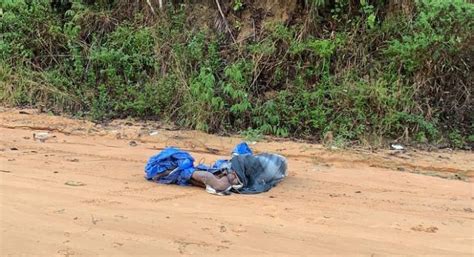 Cadáver enrolado em lençol é encontrado em ramal da AM 010 Correio da