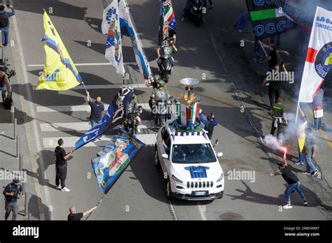Inter Milan fans celebrate and shout slogans celebrating Inter Milan's ...
