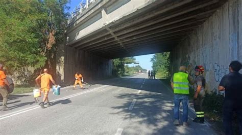 Ravenna Camion Gru Urta Il Ponte Sulla Classicana Pioggia Di