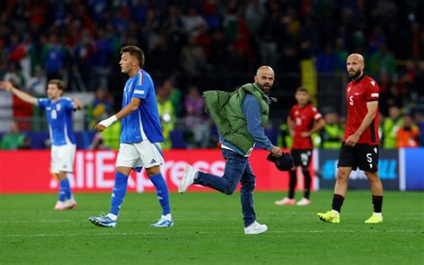 Itália leva susto gol histórico mas vira jogo e vence Albânia na