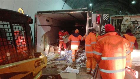 Mugello Riaperta La Variante Di Valico Le Foto Dell Incidente In Galleria