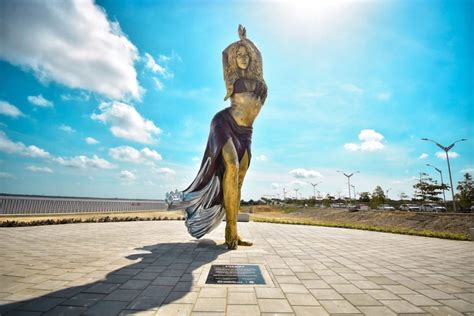 Shakira Statue Turns Heads In Barranquilla Colombia