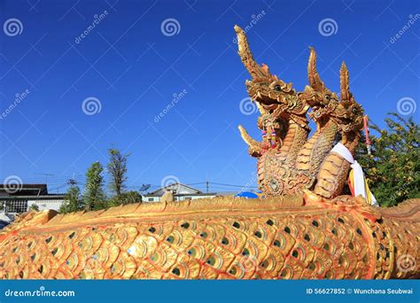 Estatua Del Naga En El Templo Foto De Archivo Imagen De Budismo