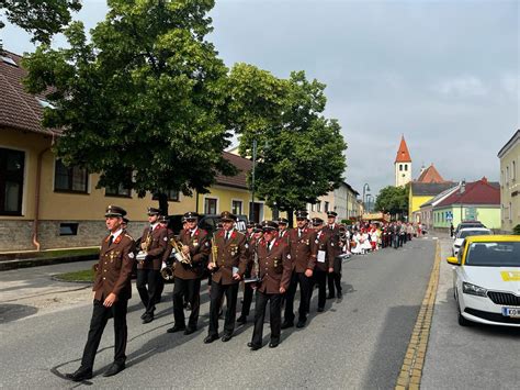 Fronleichnamsprozession Enzersfeld Freiwillige Feuerwehr Königsbrunn