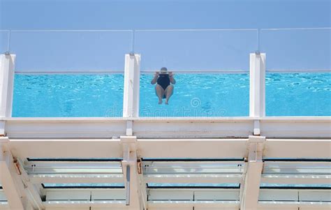 Prendre Un Bain De Soleil Et Femme Qui Nage Dans La Localité Del