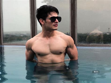 Bigg Boss 11 S Priyank Sharma Raises Heat As He Goes Shirtless By The