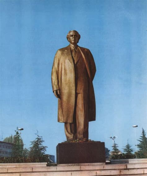 Statuja e Enver Hoxhës Tiranë Statue d Enver Hoxha place Skanderbeg