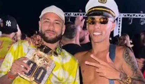 Neymar reçoit un collier en or évalué à 2 millions de R d un