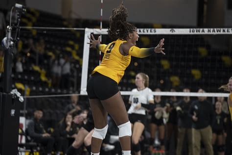 Iowa Volleyball Defeats Rutgers In Straight Sets On Senior Day The