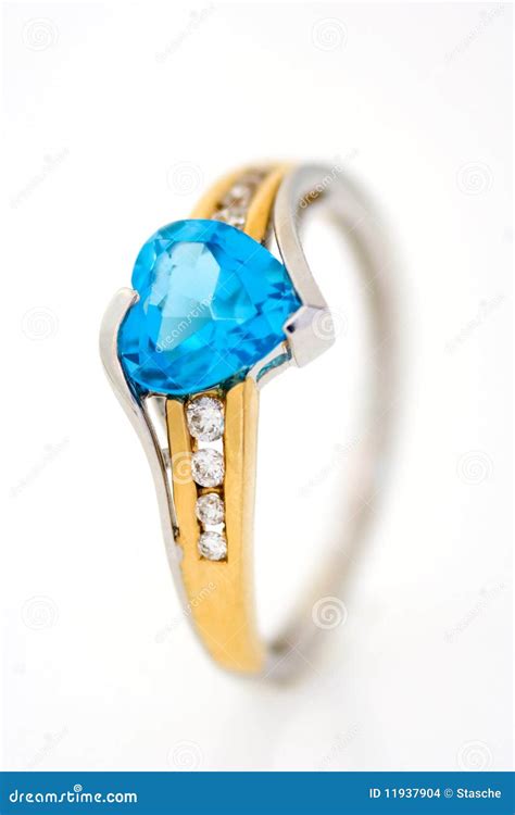 Anillo De Diamantes Del Oro Con El Zafiro Azul En Forma De Corazón Foto