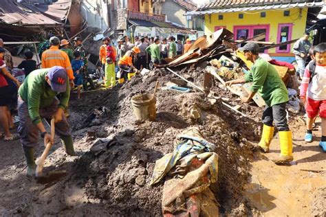 Foto Dua Rumah Warga Rusak Berat Akibat Pipa Pdam Tirtawening Pecah