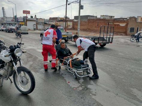 Se Impacta Motociclista En La Parte Trasera De Auto Va Al Hospital