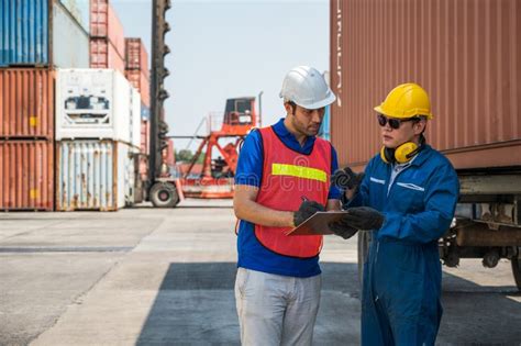 Personal Capataz Y Trabajador Portuario Que Trabaja En La Verificaci N