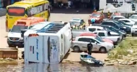 Ônibus perde freio e tomba no Porto do Ceasa em Manaus