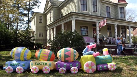 Holiday-loving couple shows off epic Easter decorations, including 6,000 eggs - ABC News