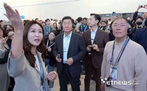 Ces 2024 부스 투어하는 정의선 현대차그룹 회장 전자신문