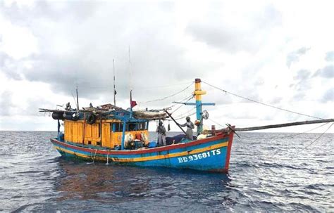 Bakamla Amankan Kapal Asing Pencuri Ikan Di Perairan Natuna Ini Foto