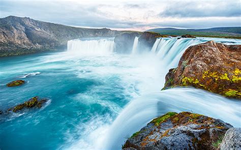 El Goðafoss Cascada de los Dioses de Islandia o Cascada del año es