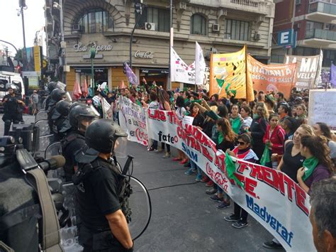 El paro de mujeres comenzó con un corte en Callao y Corrientes y un