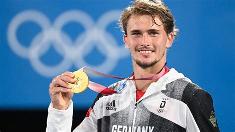 Olympia 2024 Alexander Zverev oder Dennis Schröder als Fahnen Träger