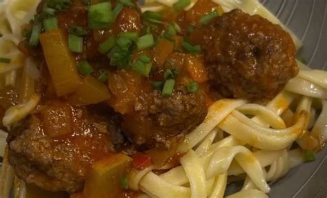 Цельнозерновая лапша с фрикадельками и овощным соусом простой рецепт ...