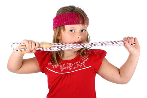 Terra Arrendada Pequena Da Menina Sua Corda De Salto Isolada No Branco