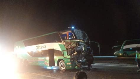 Choque Entre Tr Iler Y Bus Interprovincial Deja Un Muerto Y Nueve