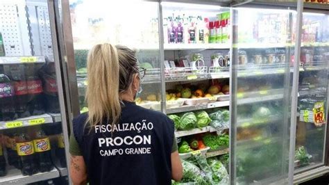 Supermercado é autuado por vender produtos vencidos e impróprios para