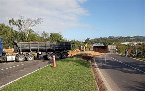 Acidente De Tr Nsito Rs Segue Bloqueada Para Limpeza De Trecho