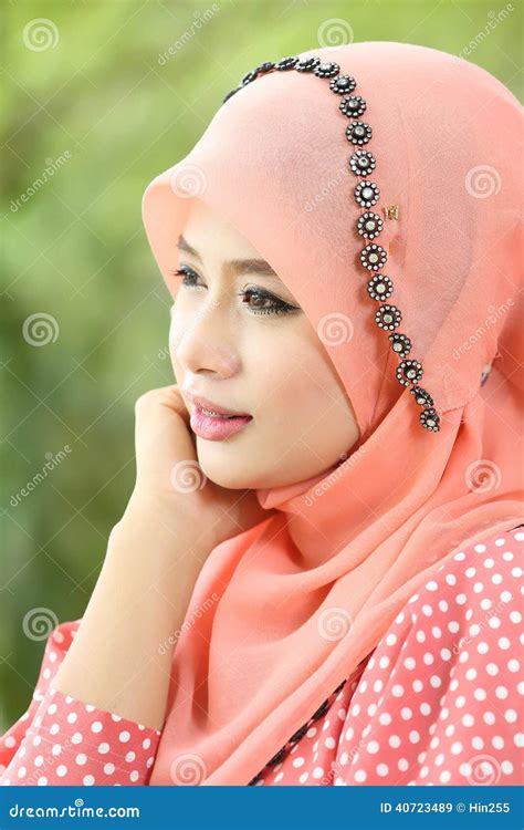 Moda Que Lleva De La Muchacha Del Hijab Musulm N Hermoso Del Rosa