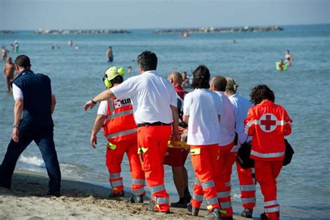 Ragusa Malore In Mare Bagnante Morto In Spiaggia