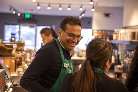 As Fue La Inducci N Del Nuevo Ceo De Starbucks Prepar Caf S Y