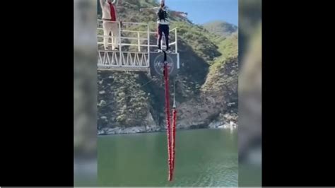 Salta Hac A Bungee Jumping Se Solt La Soga Y Cay A Un Dique Desde