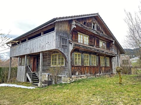 Casas De Campo Tradicionales Y Antiguas Granjas Ganaderas A Lo Largo