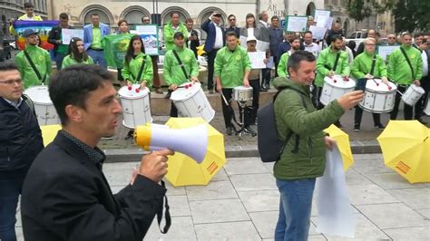 Scenetă satirică la protestul Partidului Verde din Piața Universității